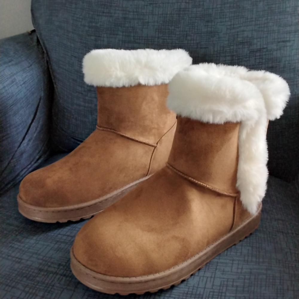 SO Tan Winter Boots with White Faux Fur